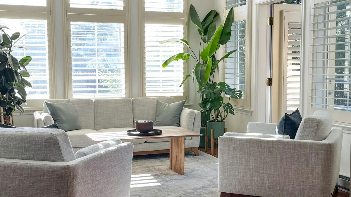 Salon lumineux d'un logement, lumière naturelle traversante