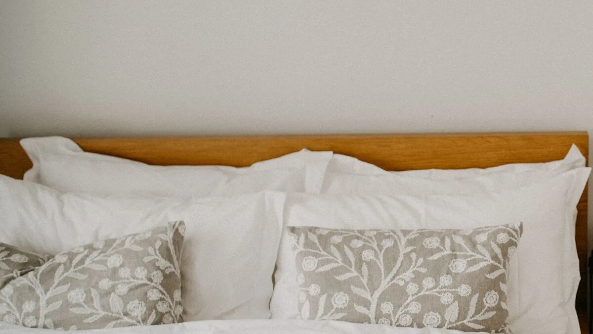 Chambre lumineuse au lit fait, literie blanche