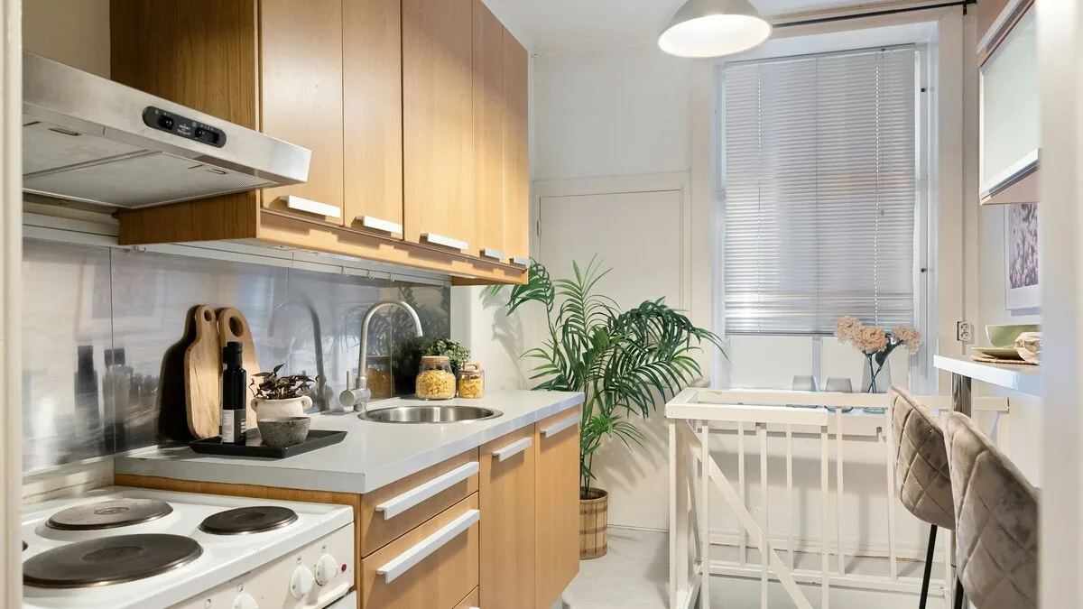 Cuisine d’appartement parisien, plan de travail dégagé et placards fermés